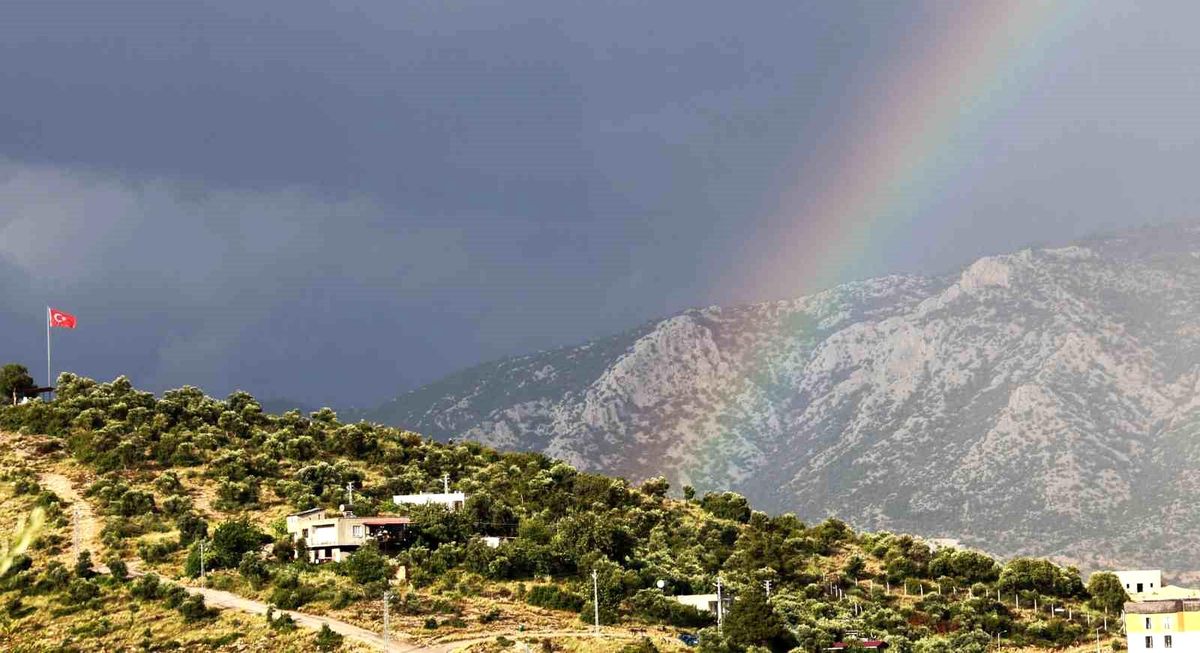 Türk bayrağı ve gökkuşağı aynı karede
